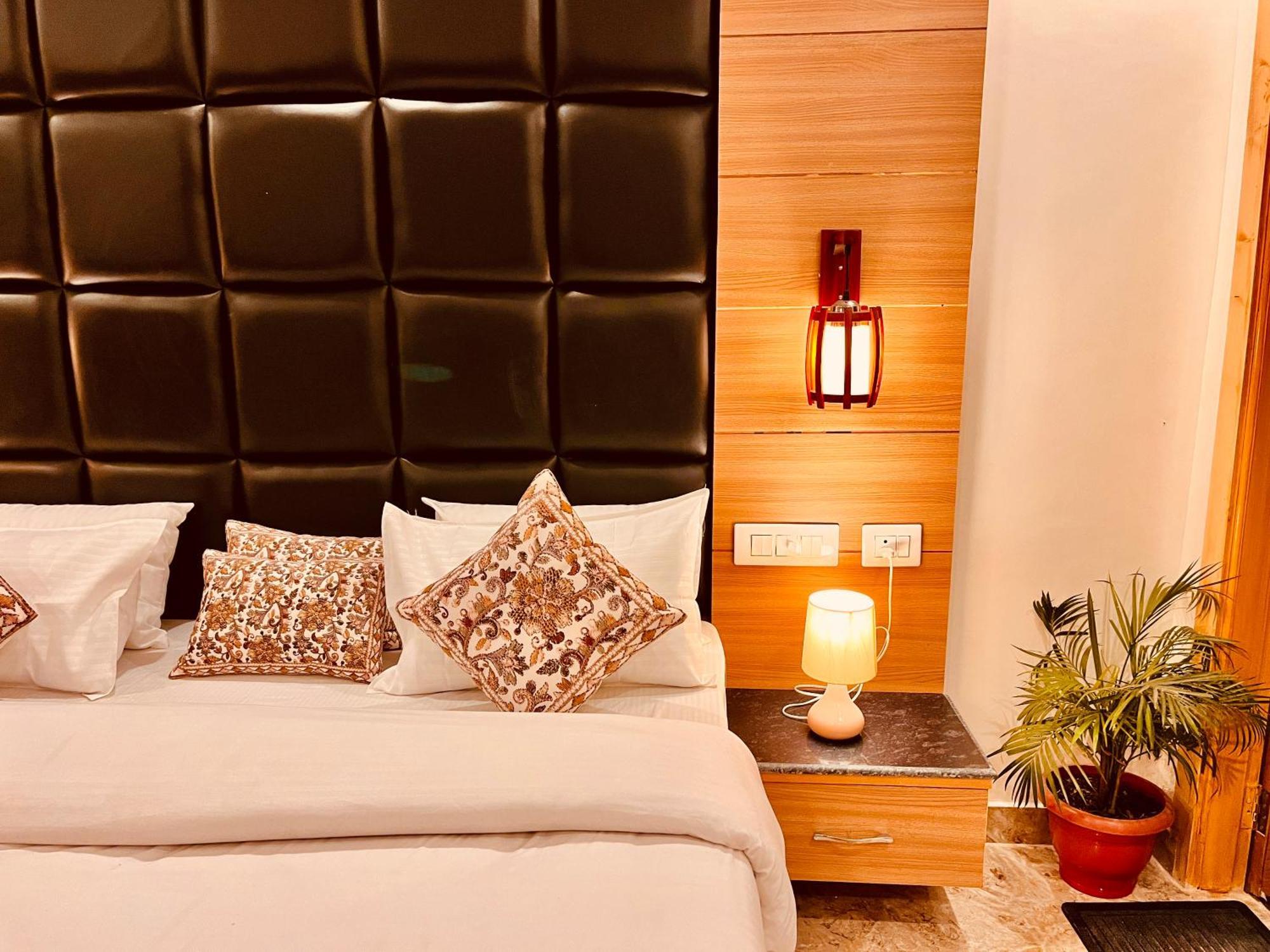 Hotel Classic Crown - #Scenic Mountain View #Open Terrace #Parking #Premium Rooms With Balcony #Guest Preferred #Best Selling Hotel In Mussoorie Kültér fotó