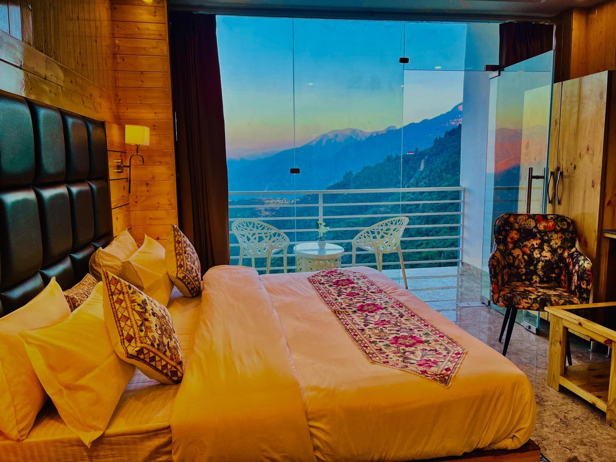 Hotel Classic Crown - #Scenic Mountain View #Open Terrace #Parking #Premium Rooms With Balcony #Guest Preferred #Best Selling Hotel In Mussoorie Kültér fotó