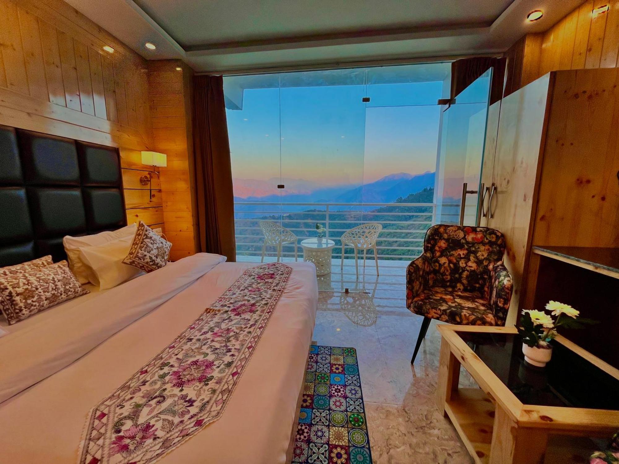 Hotel Classic Crown - #Scenic Mountain View #Open Terrace #Parking #Premium Rooms With Balcony #Guest Preferred #Best Selling Hotel In Mussoorie Kültér fotó