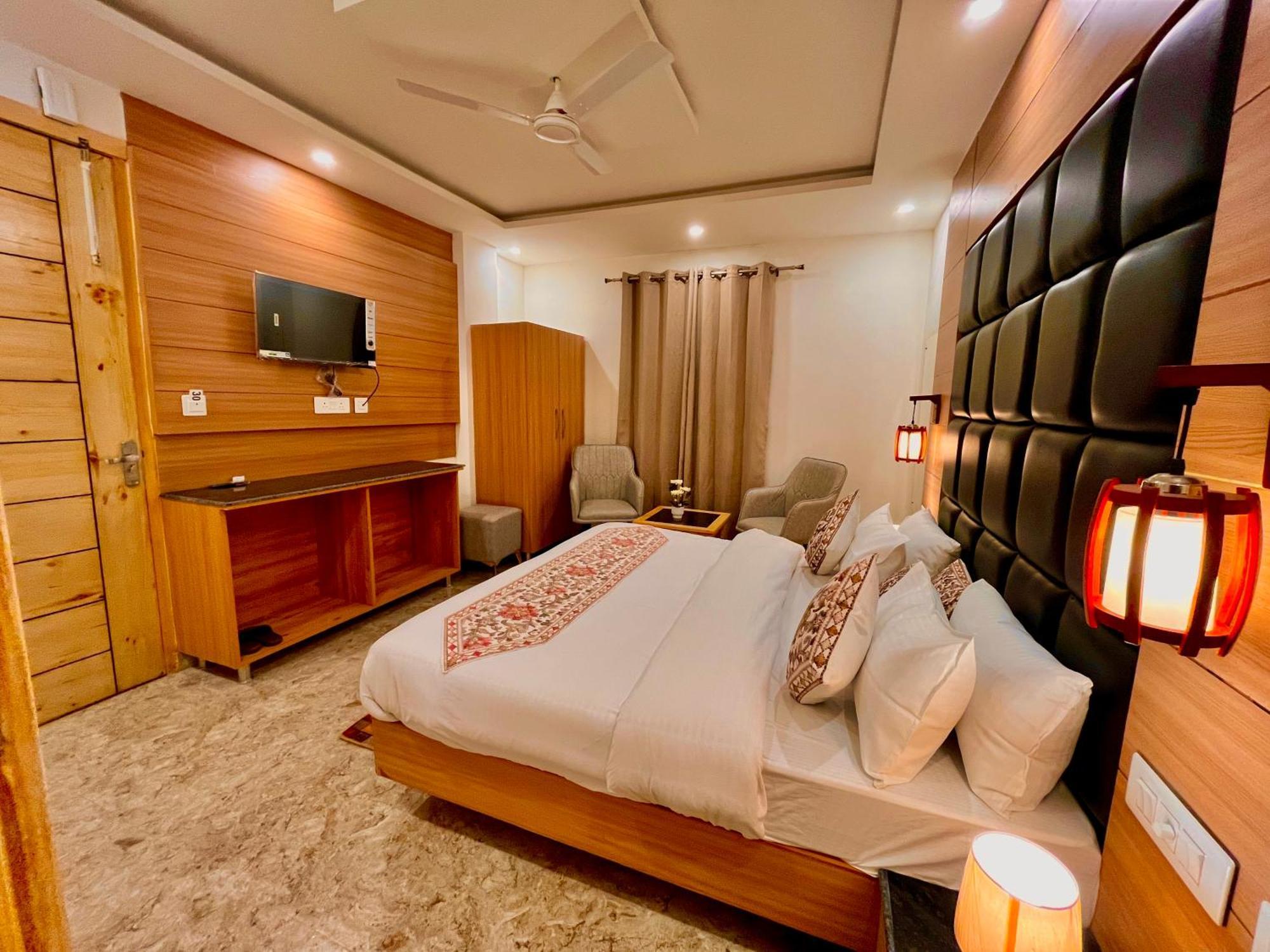 Hotel Classic Crown - #Scenic Mountain View #Open Terrace #Parking #Premium Rooms With Balcony #Guest Preferred #Best Selling Hotel In Mussoorie Kültér fotó