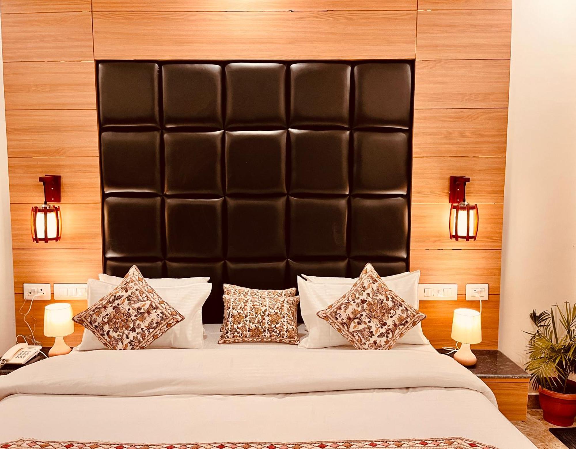 Hotel Classic Crown - #Scenic Mountain View #Open Terrace #Parking #Premium Rooms With Balcony #Guest Preferred #Best Selling Hotel In Mussoorie Kültér fotó