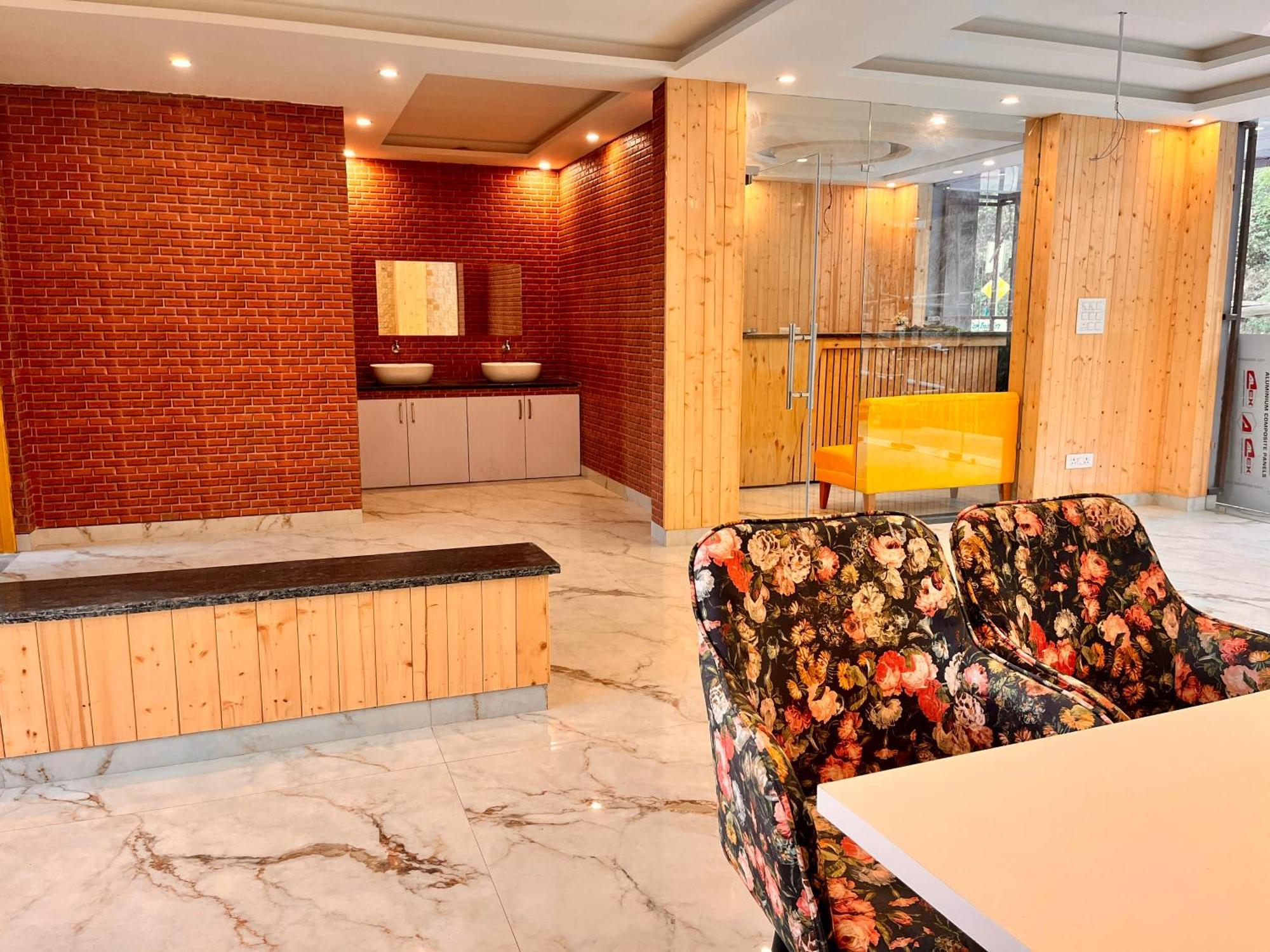 Hotel Classic Crown - #Scenic Mountain View #Open Terrace #Parking #Premium Rooms With Balcony #Guest Preferred #Best Selling Hotel In Mussoorie Kültér fotó