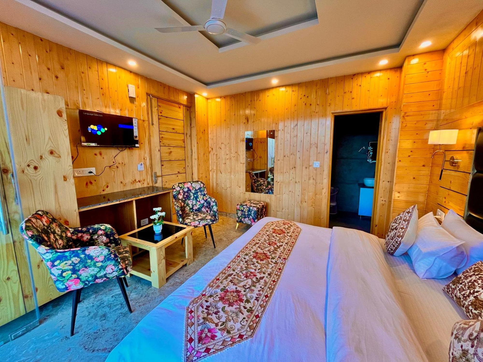 Hotel Classic Crown - #Scenic Mountain View #Open Terrace #Parking #Premium Rooms With Balcony #Guest Preferred #Best Selling Hotel In Mussoorie Kültér fotó
