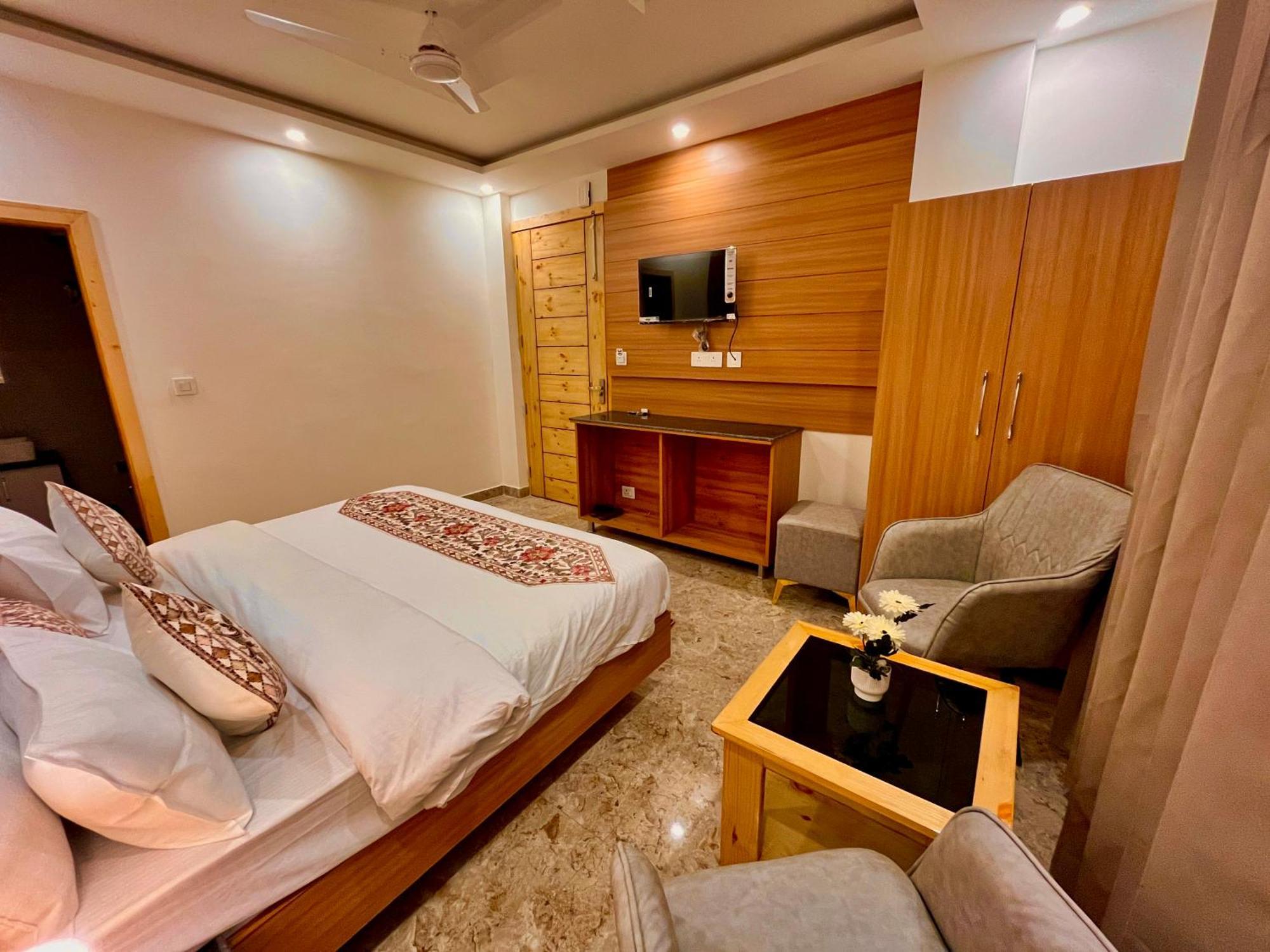 Hotel Classic Crown - #Scenic Mountain View #Open Terrace #Parking #Premium Rooms With Balcony #Guest Preferred #Best Selling Hotel In Mussoorie Kültér fotó
