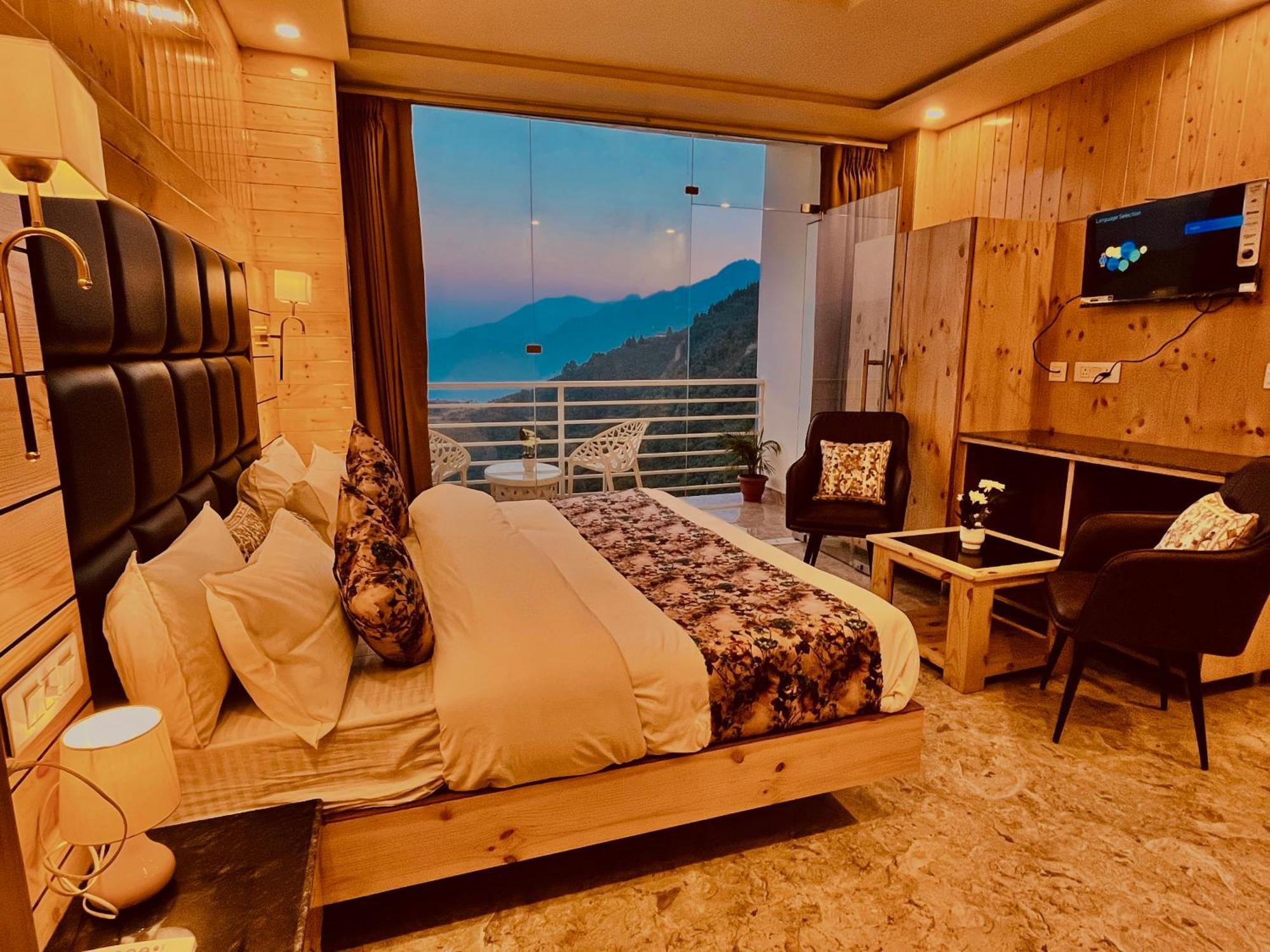 Hotel Classic Crown - #Scenic Mountain View #Open Terrace #Parking #Premium Rooms With Balcony #Guest Preferred #Best Selling Hotel In Mussoorie Kültér fotó